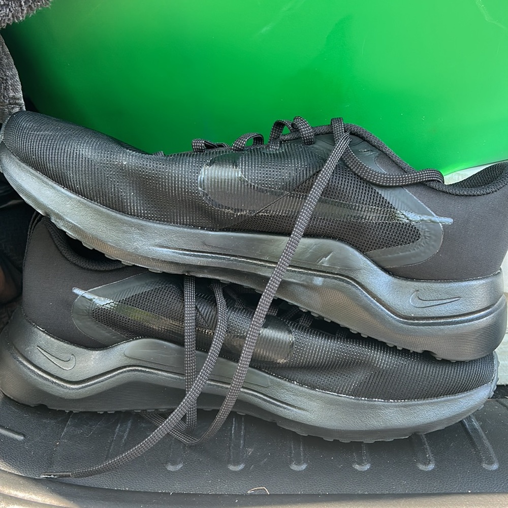 Nike - Picture 2 of 4